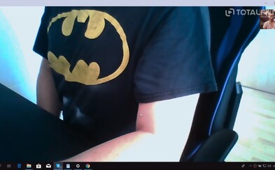 „Panic“ s trikem Batmana, se kterým si volala herečka filmu V síti, se přišel sám udat na policii „Panic“ s trikem Batmana, se kterým si volala herečka filmu V síti, se přišel sám udat na policii