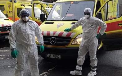 „Po výjezdech převlékáme uniformy a dezinfikujeme vůz, fakt je tak obtížné si vzít roušku?“ ptá se český sanitář „Po výjezdech převlékáme uniformy a dezinfikujeme vůz, fakt je tak obtížné si vzít roušku?“ ptá se český sanitář
