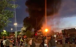 „Přestaňte nás zabíjet!“: Po smrti George Floyda je Minneapolis v plamenech, protestuje se i v LA a Memphisu
