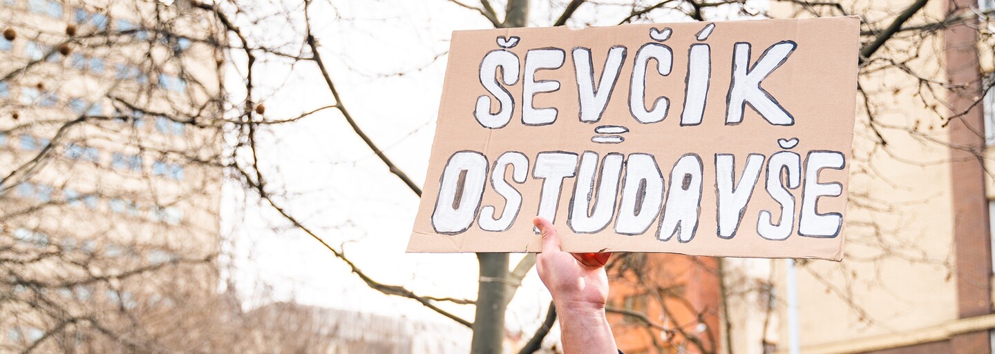 „Ševčík ničí pověst fakulty!“ Proti děkanovi demonstrovaly stovky studentů