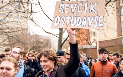 „Ševčík ničí pověst fakulty!“ Proti děkanovi demonstrovaly stovky studentů