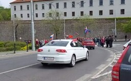 „Stop 5G“. V Bratislave sa dnes protestovalo proti štátnej karanténe, cez mesto sa vybrala hlučná kolóna áut