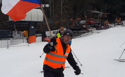 „Svobodu!“ skandovali lyžaři iniciativy Chcípl PES na protestní akci na Vaňkově kopci. Spuštěný vlek zastavila až policie