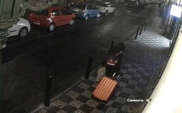 „To je bomba, vojáku!“ Policisté pátrají po muži, který nechal před Pražským hradem kufr s domnělou výbušninou