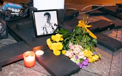 „Vláda svou nečinností vyslala vzkaz, že jí na nás nezáleží,“ znělo na pražské pietě zavražděných LGBT+ lidí  
