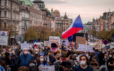 „Vládne nám zrádce z Hradu.“ Václavské náměstí zaplnily tisíce odpůrců prezidenta Zemana (Fotoreport) „Vládne nám zrádce z Hradu.“ Václavské náměstí zaplnily tisíce odpůrců prezidenta Zemana (Fotoreport)
