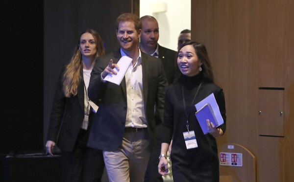 „Volajte ma len Harry,“ povedal princ na konferencii, kam pricestoval vlakom, aby upozornil na dopad cestovného ruchu na klímu