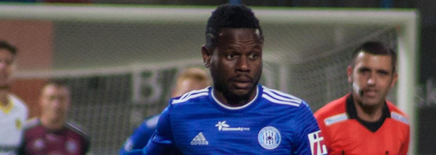 „Vstávaj, ty čierna opica,“ zakričal divák na futbalistu z českého tímu. Ten ho následne napadol