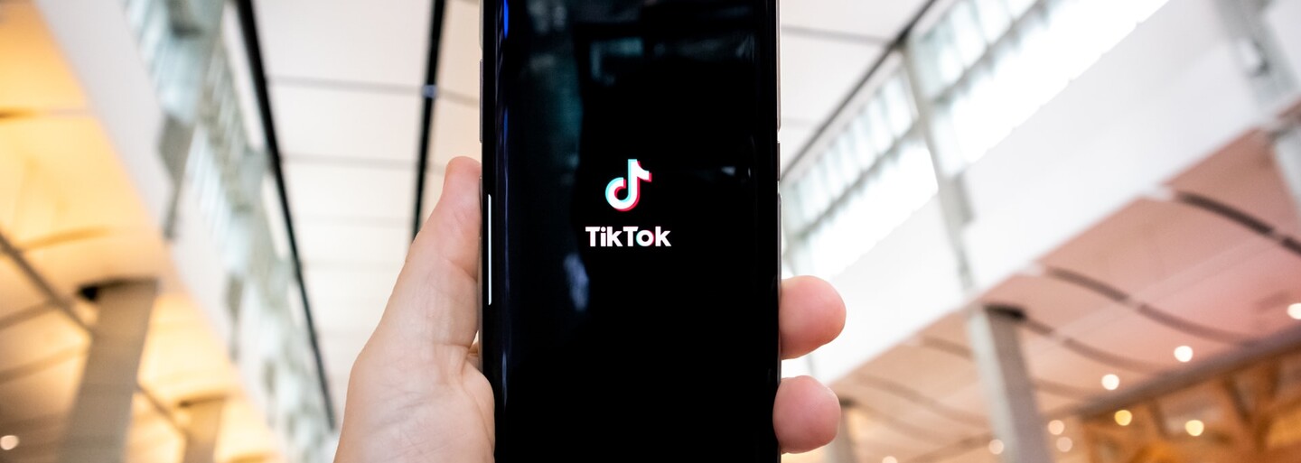 „Vzbudil jsem se s její rukou v kalhotách.“ Tiktoker Jack Wright popisuje údajné sexuální zneužívání ze strany slavné influencerky