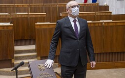 „Za toto pôjdeme do politického pekla,“ vládny poslanec kritizuje vyhlášku, ktorá dovolí ísť poslancom s covidom do NRSR