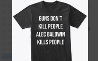 „Zbrane ľudí nezabíjajú, Alec Baldwin zabíja ľudí.“ Syn Donalda Trumpa sa predajom tričiek priživuje na tragédii pri natáčaní