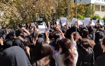 „Zmizni preč!“ Iránky na teheránskej univerzite skandovali priamo počas návštevy prezidenta Ebráhíma Raísího