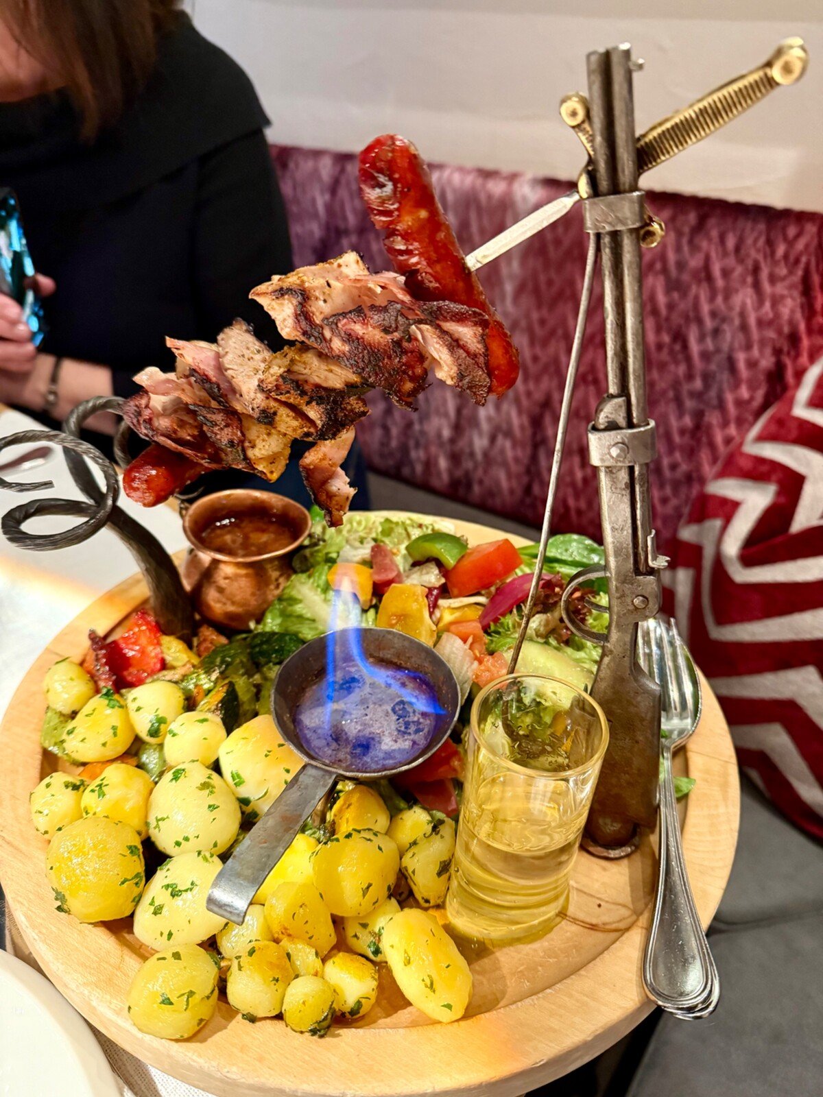 Pro-tip: I když neumíš německy, objednej si náhodně z německého menu. Můžeš pak na talíři dostat takovéhle ohnivé překvapení, jako já v restauraci Zehnerkar.