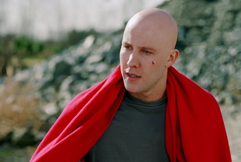 Akú postavu stvárnil Michael Rosenbaum v seriáli Smallville?