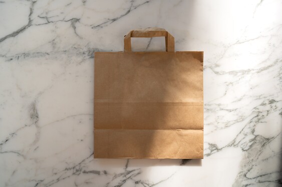 Ak si do supermarketu neprinesieš vlastnú tašku, vezmeš si pri pokladni plastovú alebo radšej o čosi drahšiu papierovú?