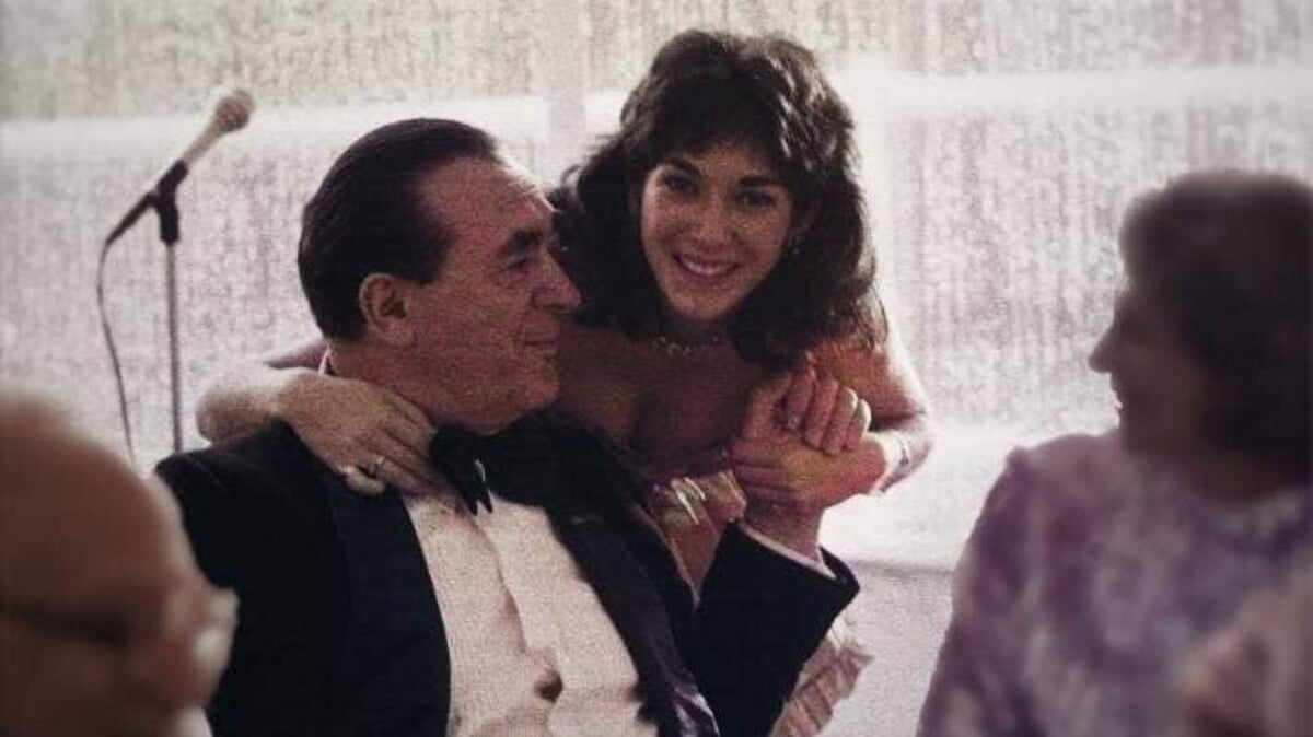 Ghislaine Maxwell, pravá ruka Jeffreyho Epsteina na záběrech z dokumentu Netflixu