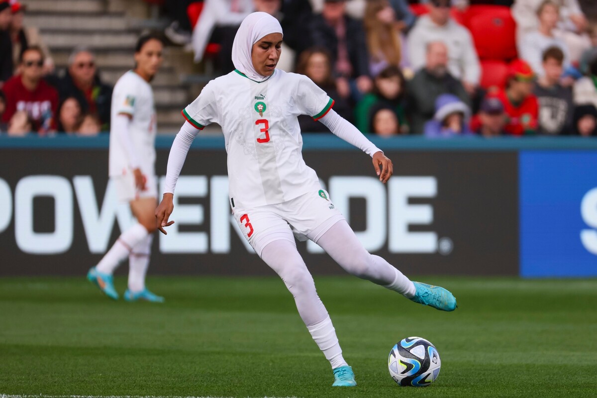 Marocká futbalistka Nouhaila Benzinová je prvou ženou, ktorá nastúpila na zápas majstrovstiev sveta v hidžábe