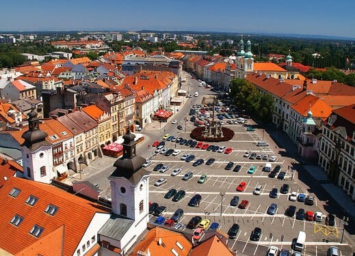 Uhodneš, kde se nachází toto náměstí? Pyšní se krásnou architekturou a ve středověku se jednalo o věnné město českých královen.