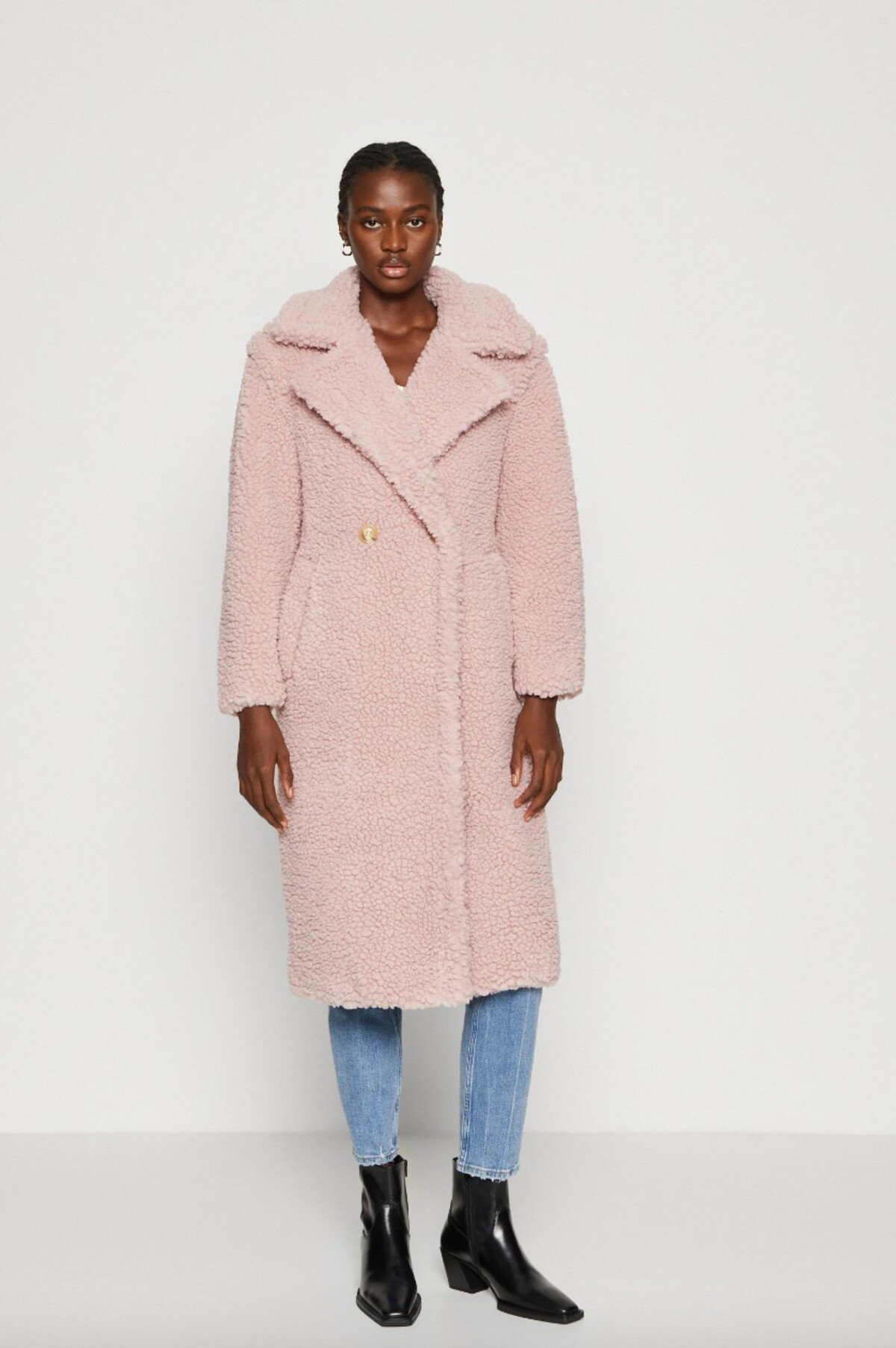 Zimný kabát Gertrud od značky UGG ocenia milovníčky klasiky a romantických farieb. Bledoružovú perfektne zladíš k džínsom, hnedým, bielym, ale aj čiernym doplnkom. Model na fotke kúpiš za 269,95 eura.
