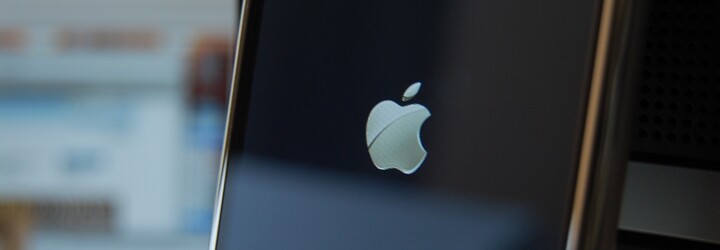 Dnes je to 12 let od doby, kdy Steve Jobs představil první iPhone. Změnil svět komunikace, zábavy, nakupování i krásy