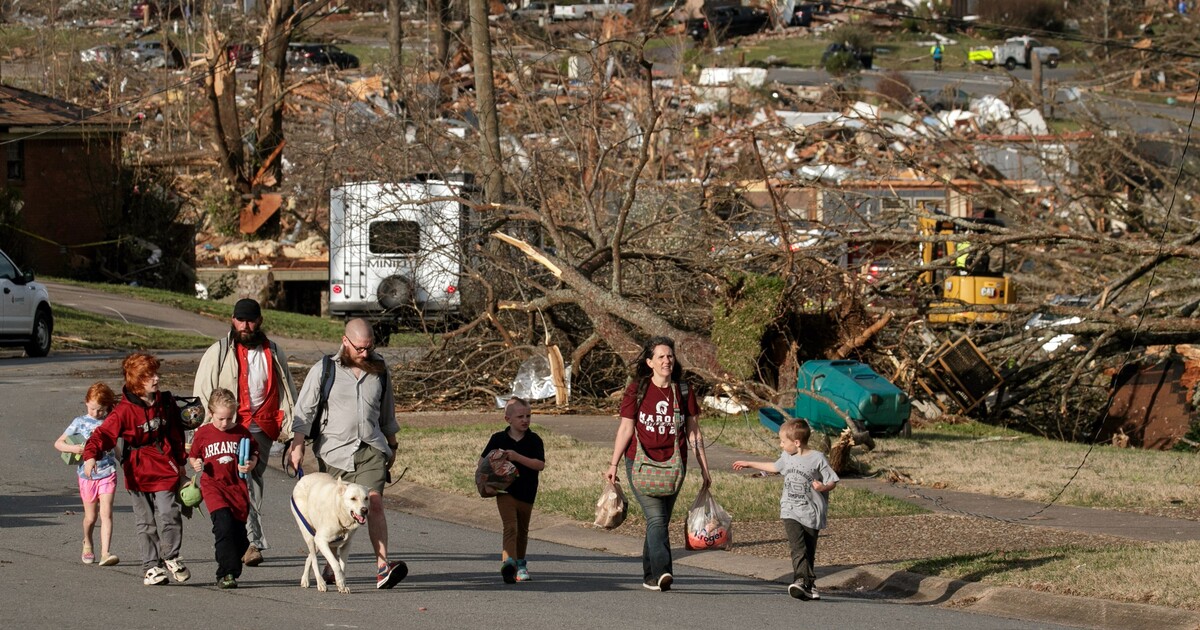 Obrazem: V USA řádilo přes 50 tornád, roste počet mrtvých a zraněných. Na metalovém koncertě spadla střecha
