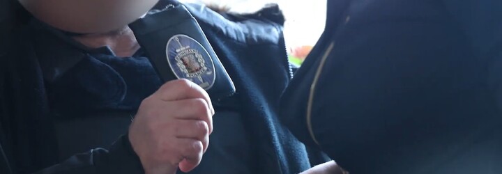 VIDEO: Policie dopadla podvodnici, která chtěla okrást umírajícího partnera o miliony. Před vězením se skrývala