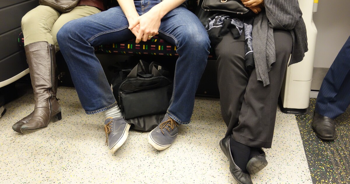 Nohy k sobě, pánové. Proč je manspreading doménou mužů a nejde jen o „dopravní“ problém?