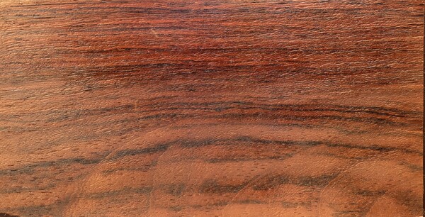 Také tohle je exotická dřevina, tentokrát z Brazílie. Má silnou nasládlou vůni, která přetrvává po mnoho let, což vysvětluje její název. Dalším jejím charakteristickým znakem je vynikající rezonance, díky čemuž je již po staletí oblíbeným dřevem výrobců hudebních nástrojů.