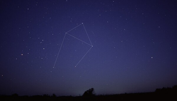 Souhvězdí na fotografii leží na jižní obloze a patří mezi znamení zvěrokruhu. Jak se jmenuje?