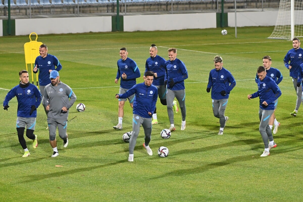 Slovenskí futbalisti počas tréningu.