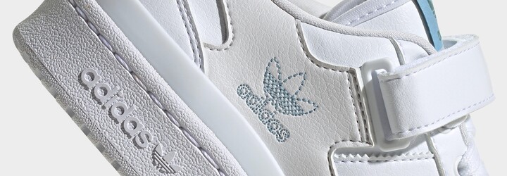 Bílé tenisky jsou povinnou výbavou během letních měsíců. Objev nejkrásnější páry od značek Adidas, Nike nebo Puma