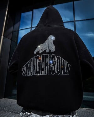 Vieš, ktorý známy raper stojí za módnou značkou Hood Hero?