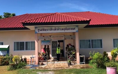 Bývalý policista v Thajsku zastřelil nejméně 30 osob v zařízení pro děti, později zabil sebe i svou rodinu.