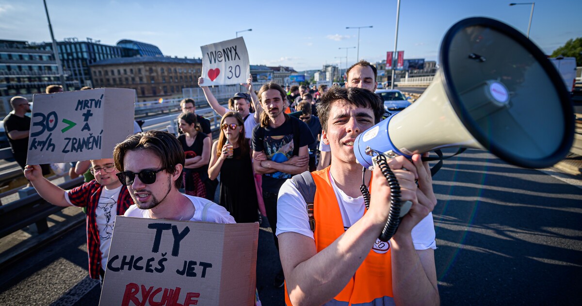 Už žádné blokování magistrály. Vedení Prahy poslalo demonstranty ze silnice na chodník
