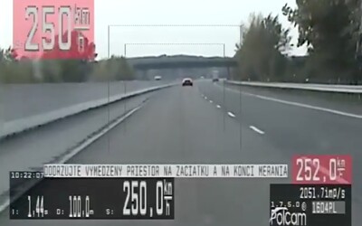 VIDEO: Bentley sa rútilo po D1 šialenou rýchlosťou 250 km/h. Vodič dostal najvyššiu možnú pokutu.