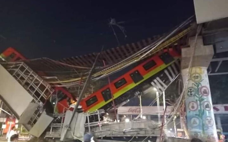 V Mexiku se pod metrem s cestujícími zhroutil most. Úřady hlásí nejméně 13 mrtvých.