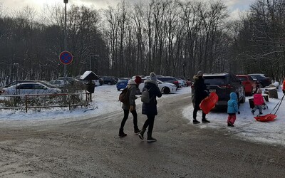 V Bratislave nasnežilo a ľudia húfne vyrazili do prírody. Parkoviská sú preplnené, policajti musia autá odkláňať.