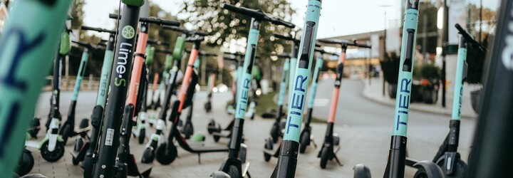 Vyskúšali sme nové zdieľané elektrokolobežky Tier. Sú robustnejšie a bezpečnejšie, majú dve brzdové páčky a vedia ti nabiť mobil