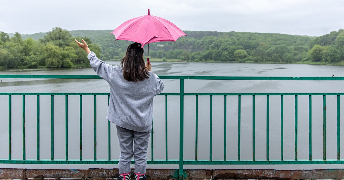 Čeká nás studený a deštivý víkend. Dej si pozor i na bouřky