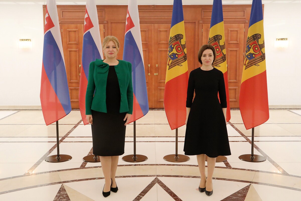 Na snímke prezidentka SR Zuzana Čaputová (vľavo) a moldavská prezidentka Maia Sanduová počas stretnutia 30. marca 2022 v Kišiňove.