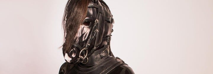 Moja výbava stála takmer 8 000 eur. So ženou uprednostňujeme asexuálny pony play, hovorí kôň Porthos Black Pearls (Rozhovor)