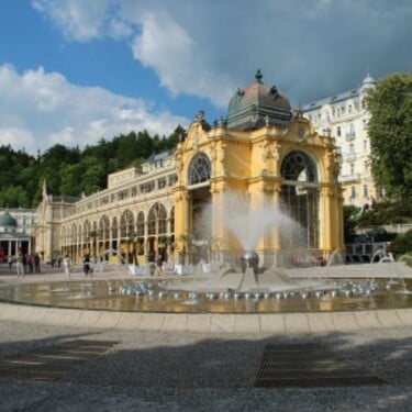 Ve kterém městě se nachází tato známá kolonáda s fontánou?