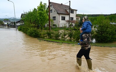 Silný vítr v Česku neustává. ČHMÚ vydal vysoký stupeň nebezpečí i před povodněmi.