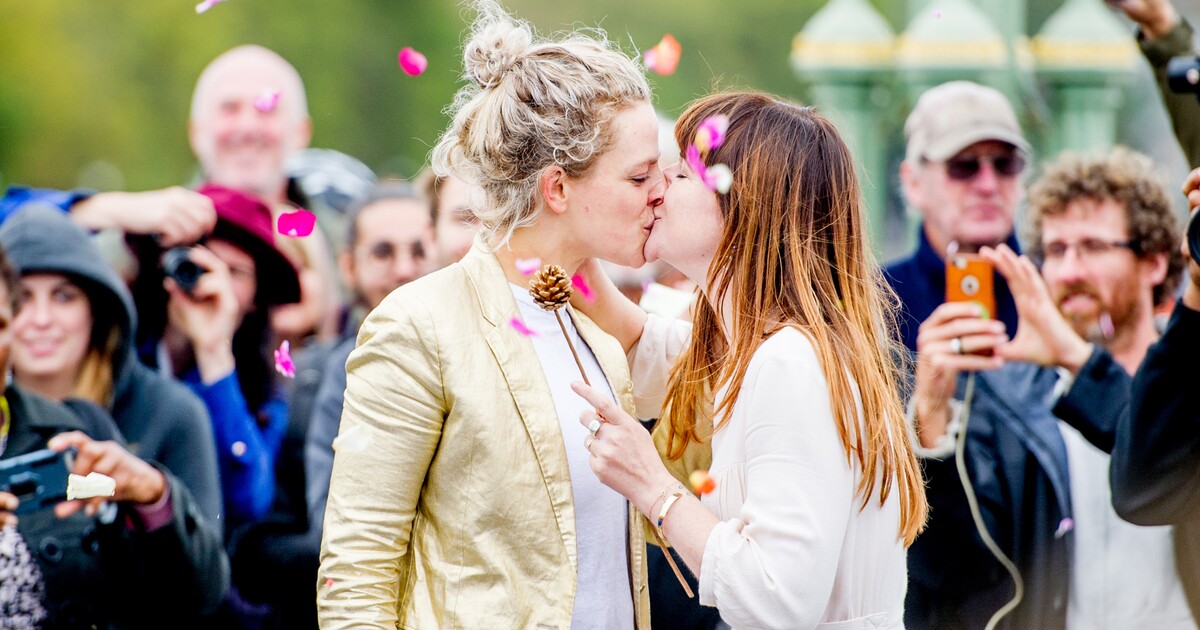 Manželství pro všechny může snížit sebevražednost. V české sněmovně leží od roku 2018