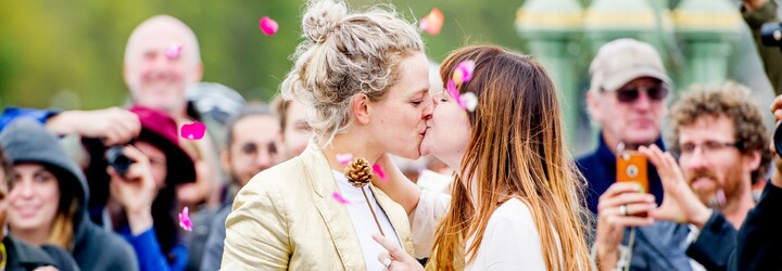 Jak se staví české politické strany k manželství párů stejného pohlaví? Zeptali jsme se jich