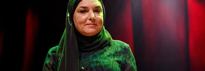 Zpěvačka Sinead O’Connor přišla na pohřeb syna v růžové teplákovce, do rakve dala cigarety. „Syn by si to přál,“ vysvětlila