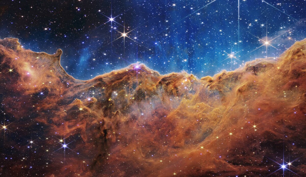 NASA zveřejnila unikátní fotografie z teleskopu Jamese Webba. Zachyceny jsou na nich tisíce galaxií, včetně nejslabších objektů, které byly kdy pozorovány v infračervené oblasti (12. července 2022).