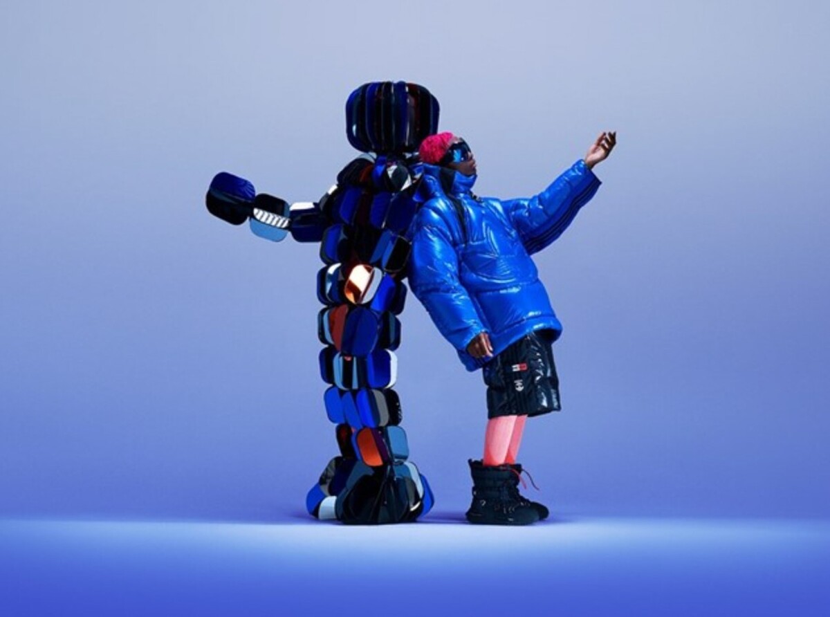 Moncler sa v najnovšej spolupráci spája s Adidas Originals. Okrem samotnej kolekcie ťa zaujme aj kampaň generovaná AI.