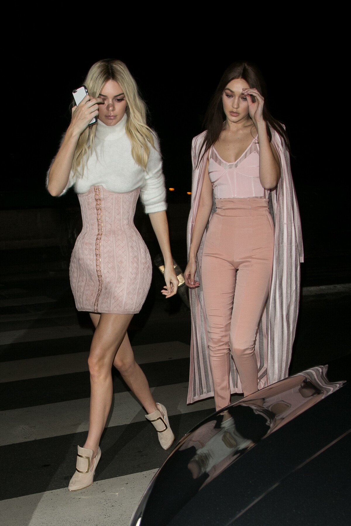 Kendall Jenner a Gigi Hadid odchádzajú z Parížskeho klubu L'Arc. 