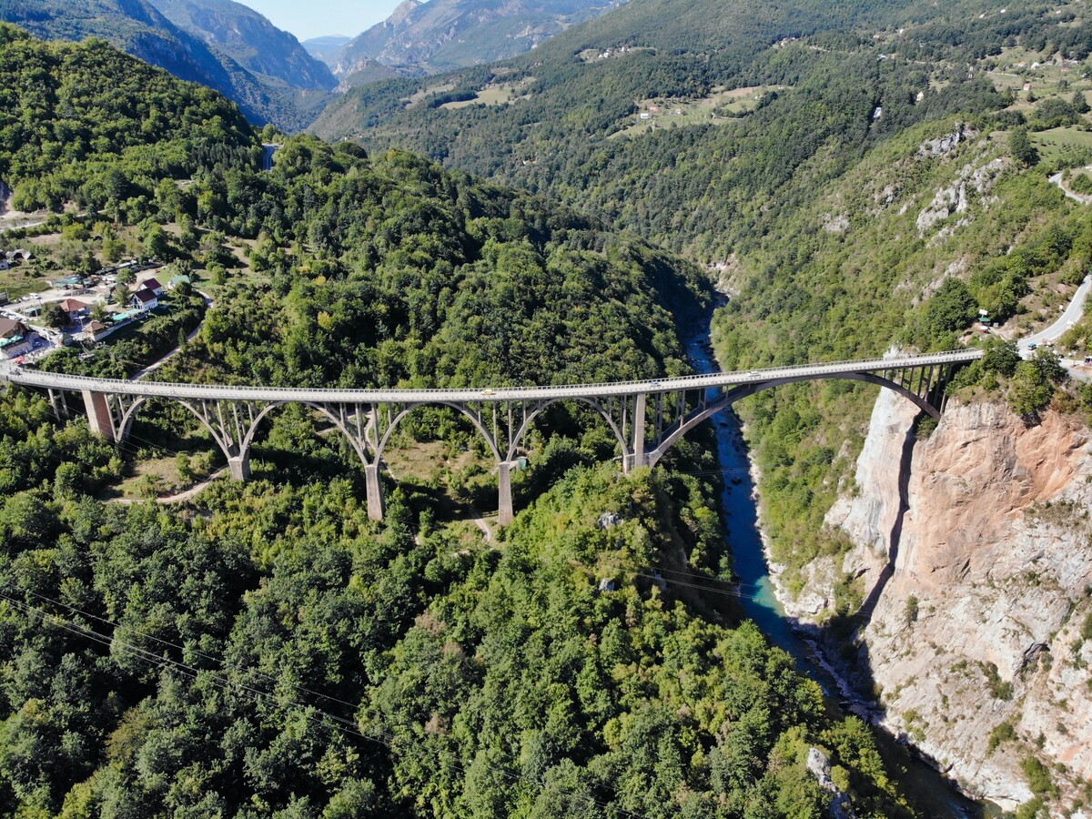 Road trip cez Balkán vedie aj cez Čiernu Horu, ktorá ponúka množstvo zaujímavých scenérií. 